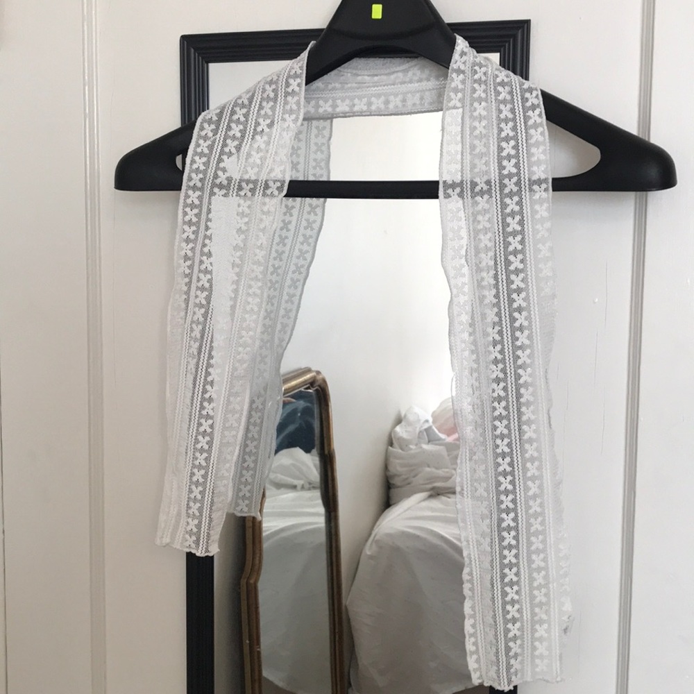 Delicate neck tie/scarf
